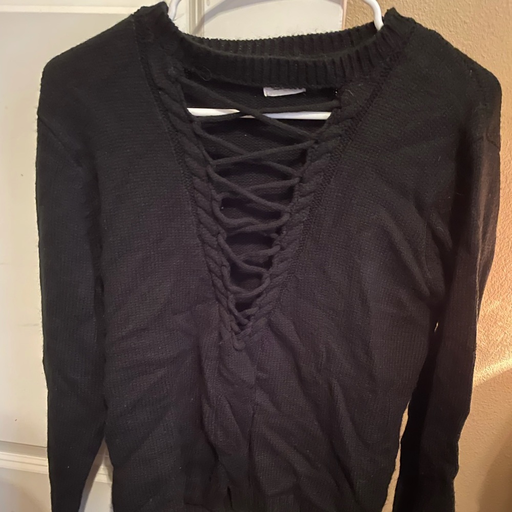 LONG SLEEVE BLACK CUTOUT SWEATER